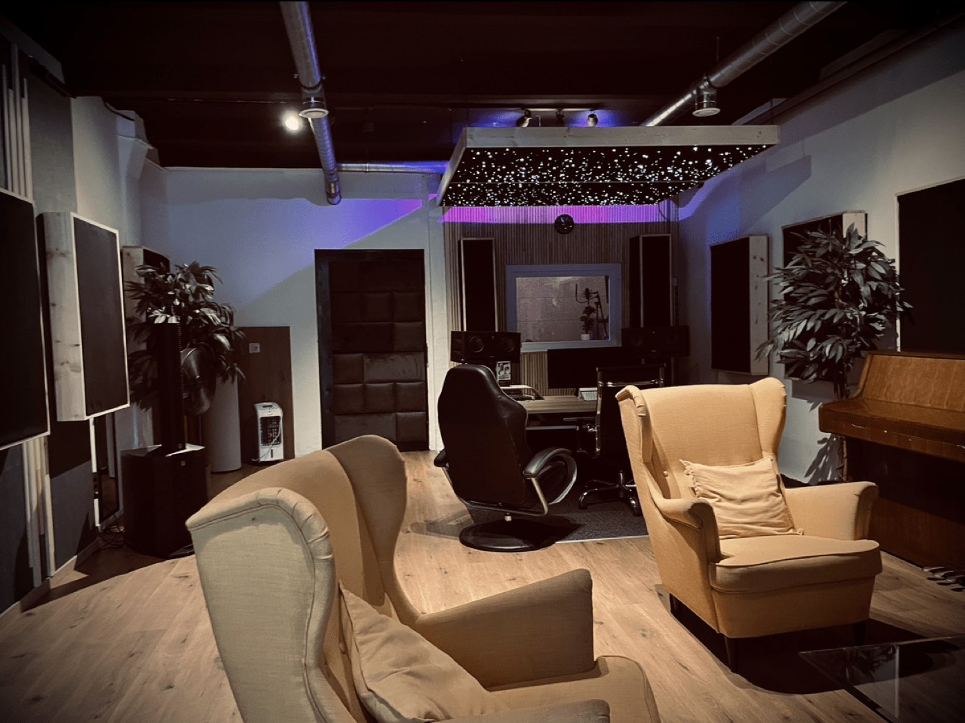 Studio-Lounge mit Regie und Sternenhimmel-Decke im stasHHouse Studio Hamburg
